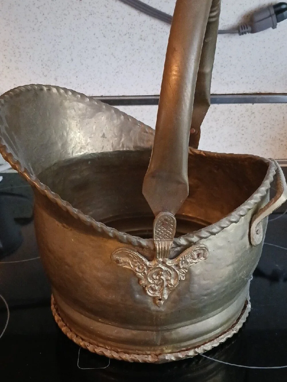 Antique-Style Brass Decorative Coal Scuttle Bucket with Handle - Gold